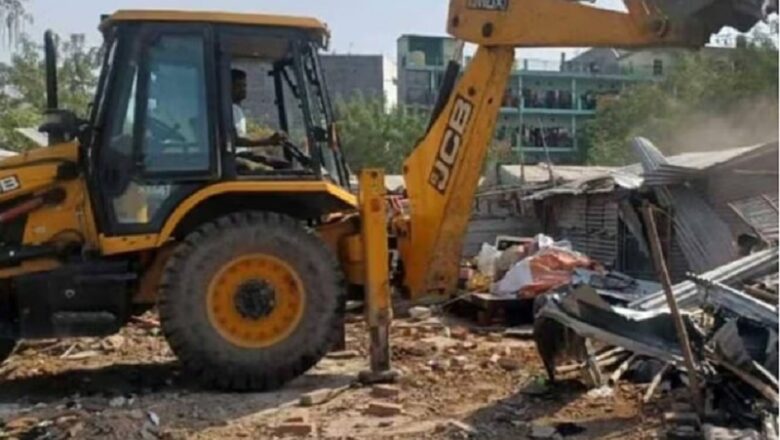 MP: मंदसौर में नाबालिग लड़की का वीडियो वायरल करने वालों के घर पर चला बुलडोजर, शहर में तनाव