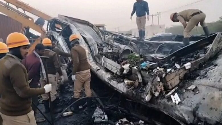 कर्नाटक में भीषण हादसा… ट्रक से टक्कर के बाद स्लीपर कोच बस में लगी आग… 10 लोगों की मौत