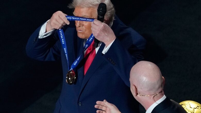 नोबेल तो नहीं… मगर ट्रंप को मिला शांति पुरस्कार, इतने खुश हुए…खुद ही उठाकर पहन लिया