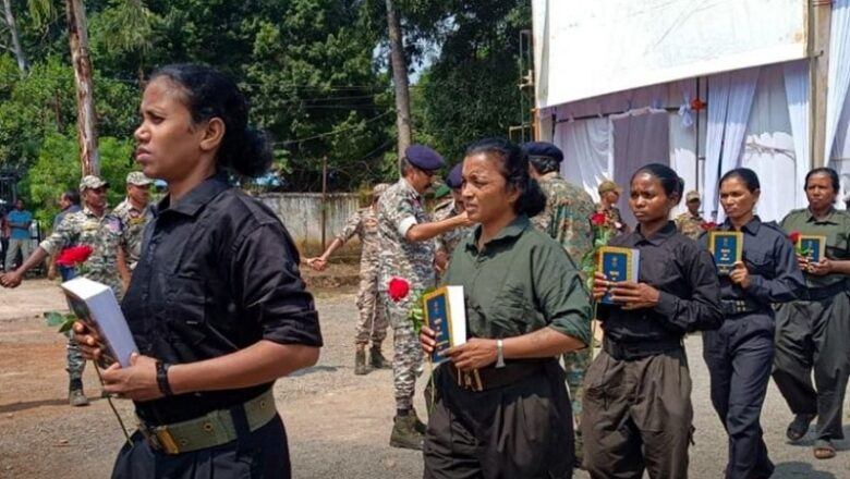 Chhattisgarh: 6 महिला समेत 33 लाख के इनामी 10 नक्सलियों ने किया सरेंडर, सौंपे हथियार