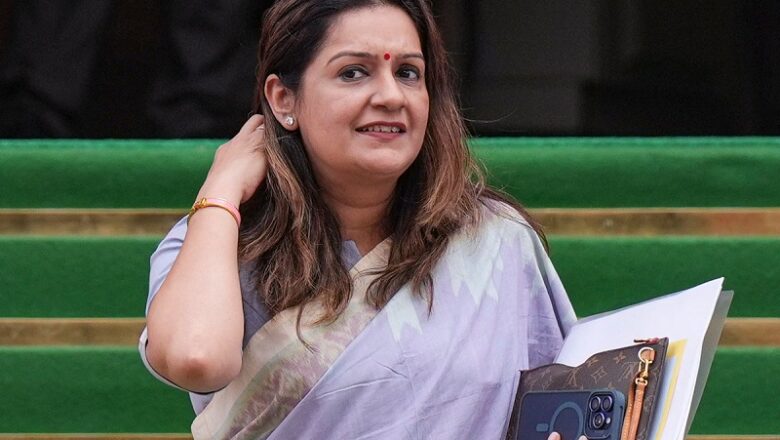 नवनीत राणा की 4 बच्चों वाली नसीहत पर भड़की प्रियंका चतुर्वेदी… बोलीं- पहले अपने पति को कन्विन्स करें…