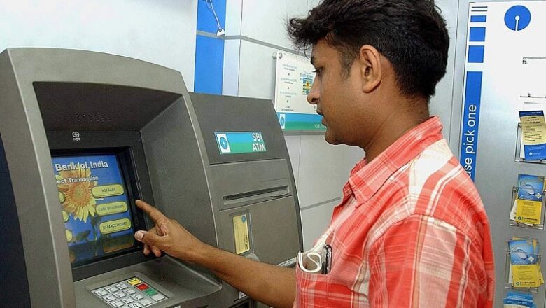 डिजिटल पेमेंट की ओर बढ़ रहा देश… ATM की संख्या घटी, बचत खातों में जमा हुए 3.3 लाख करोड़
