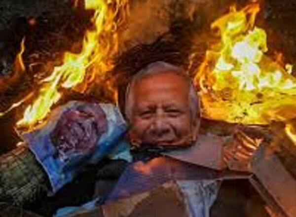 बांग्लादेश में हिंदू की हत्या पर कोलकाता में बांग्लादेशी उप उच्चायोग के समक्ष प्रदर्शन