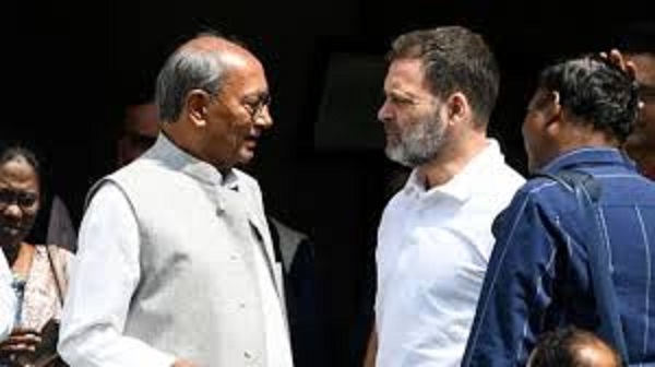 RSS की तारीफ करने वाले दिग्विजय से जब मिले राहुल गांधी, हाथ मिलाया और फिर बोले, आपने…