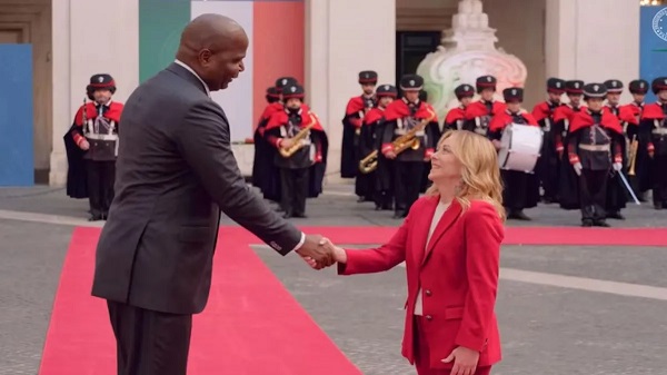 जब 5 फीट की मेलोनी के सामने खड़े हुए 6 के मोजांबिक के राष्ट्रपति, यूजर्स बोले-“मेलोनी की …