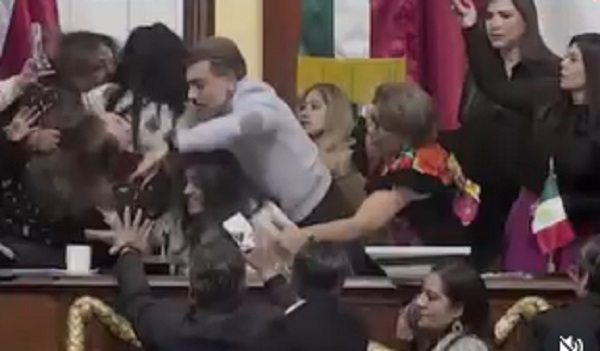 … इस देश की संसद में महिला सांसदों के बीच चले लात-घूंसे, फिर नोच डाले बाल