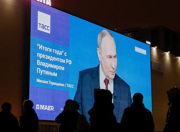 पुतिन की प्रेस कॉफ्रेंस में ही पत्रकार ने गर्लफ्रेंड को कर दिया प्रपोज