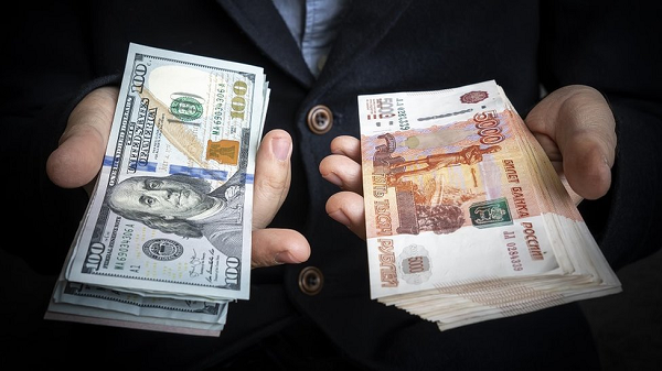 प्रतिबंध लगने के बाद भी अमेरिकी डॉलर को रूस के रूबल ने ऐसे चटाई धूल