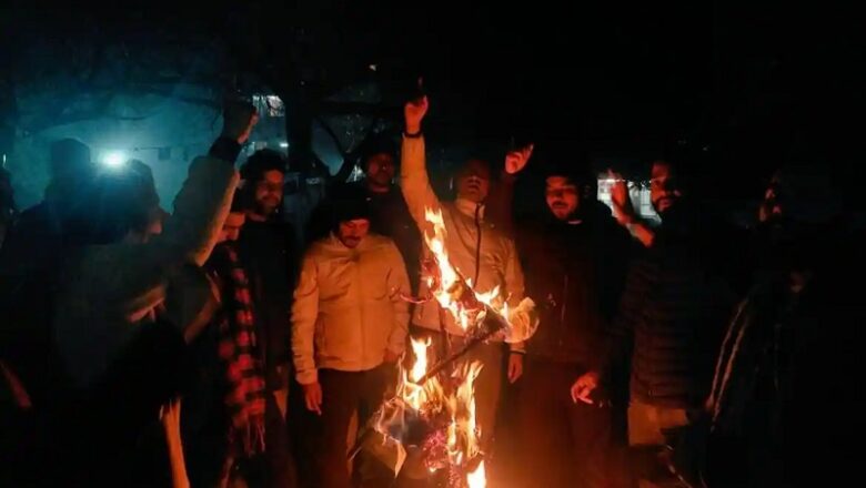 सुर्खियों में JNU… विवादित नारों के विरोध में ABVP ने पुतला फूंककर किया प्रदर्शन