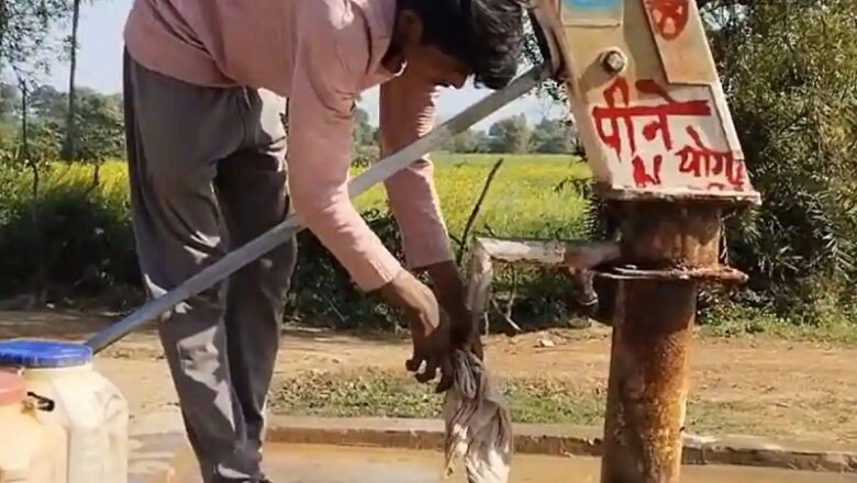 MP: शिवपुरी में हैंडपंप के पानी से बीमार हुआ व्यक्ति.. समाधान के बजाए नोटिस चिपकाकर निकल गए अधिकारी