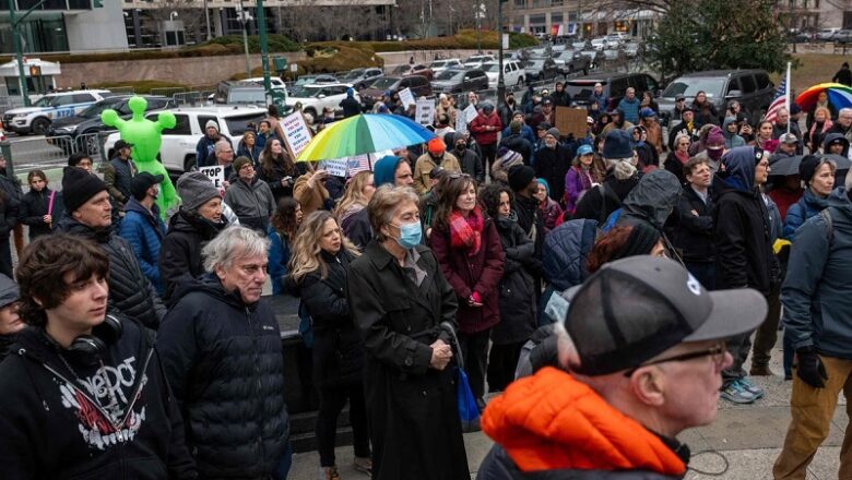 US: महिला की हत्या के बाद फूटा गुस्सा, ट्रंप के खिलाफ सड़कों पर उतरे लोग.. कई शहरों में तनाव