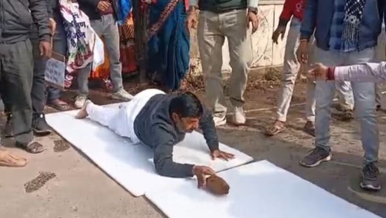 MP: ग्वालियर में BJP पार्षद ने गंदे पानी की आपूर्ति के विरोध में निकाली दंडवत यात्रा, दी ये चेतावनी