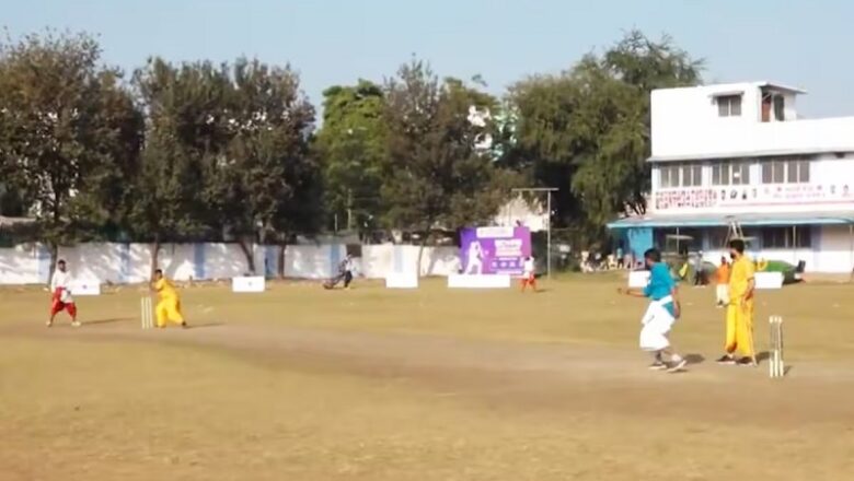 MP: भोपाल में धोती-कुर्ता पहनकर छक्के-चौके लगा रहे खिलाड़ी, संस्कृत में हो रही कमेंट्री