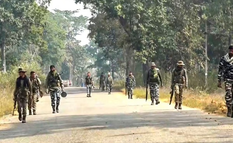 CG: बीजापुर जिले में सुरक्षाबलों ने मुठभेड़ में 4 नक्सलियों को किया ढेर, हथियार बरामद