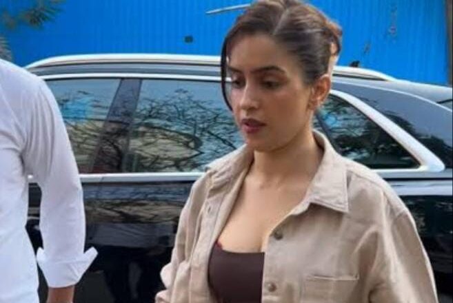 अभिनेता अक्षय कुमार ने बीएमसी चुनाव में किया मतदान, लोगों से वोट करने की अपील