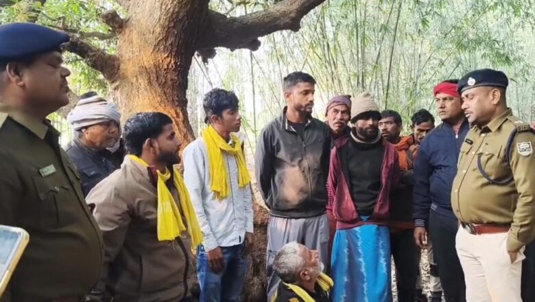 पेड़ से लटका मिला युवक का शव, छानबीन में जुटी पुलिस