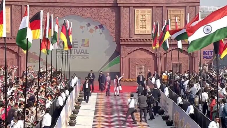 साबरमती में पतंगोत्सव, प्रधानमंत्री नरेन्द्र मोदी संग जर्मन चांसलर फ्रेडरिक मर्ज ने उड़ाई हनुमान पतंग