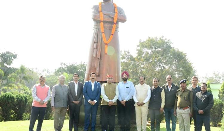 स्वामी विवेकानंद की जयंती पर विधान सभा परिसर स्थित प्रतिमा पर पुष्पांजलि अर्पित