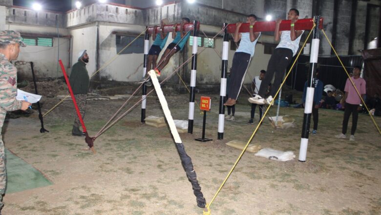 देश सेवा का जज्बा लेकर सेना भर्ती में युवा दिखा रहे हैं दमखम