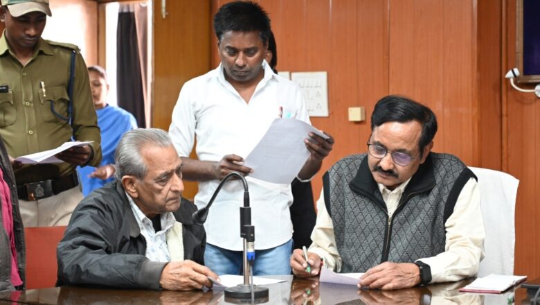 जनदर्शन में अपर कलेक्टर ने सुनी आमजनों की समस्याएं, 98 आवेदन हुए प्राप्त