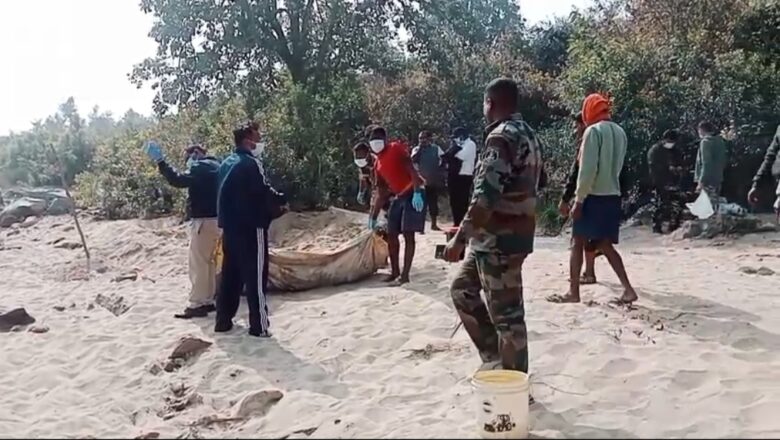 बलरामपुर में नदी किनारे रेत में दबा मिला अज्ञात शव, पुलिस जांच शुरू