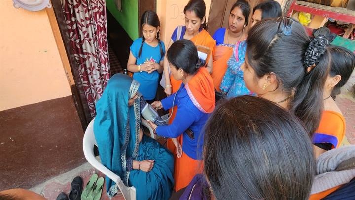 इंदौरः भागीरथपुरा क्षेत्र में स्वास्थ्यवर्धन अभियान निरन्तर जारी, हेल्थ शिविर लगाकर की गई जांच