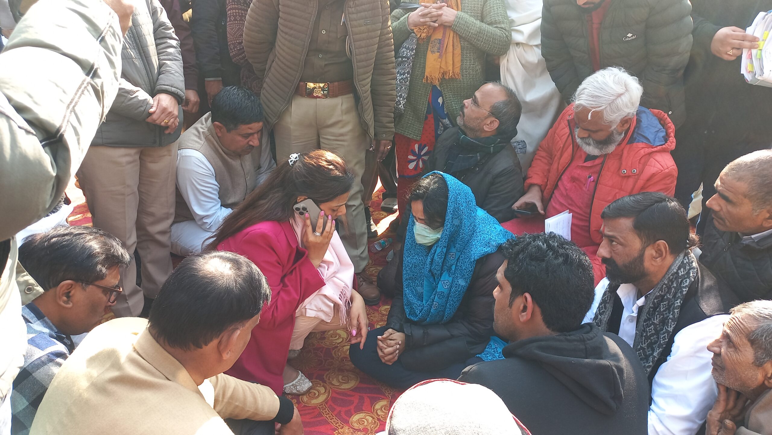 प्रबंधन के उत्पीड़न से त्रस्त शिक्षिका ने राष्ट्रपति से मांगी इच्छा मृत्यु, कलेक्ट्रेट में धरने के समर्थन में पहुंचे सैकड़ों लोग