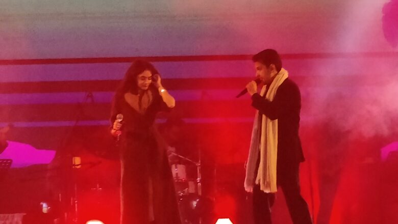 बलरामपुर : तातापानी महोत्सव में सुरों की धूम, आदित्य नारायण एवं सना अरोड़ा ने दर्शकों को थिरकने पर मजबूर किया