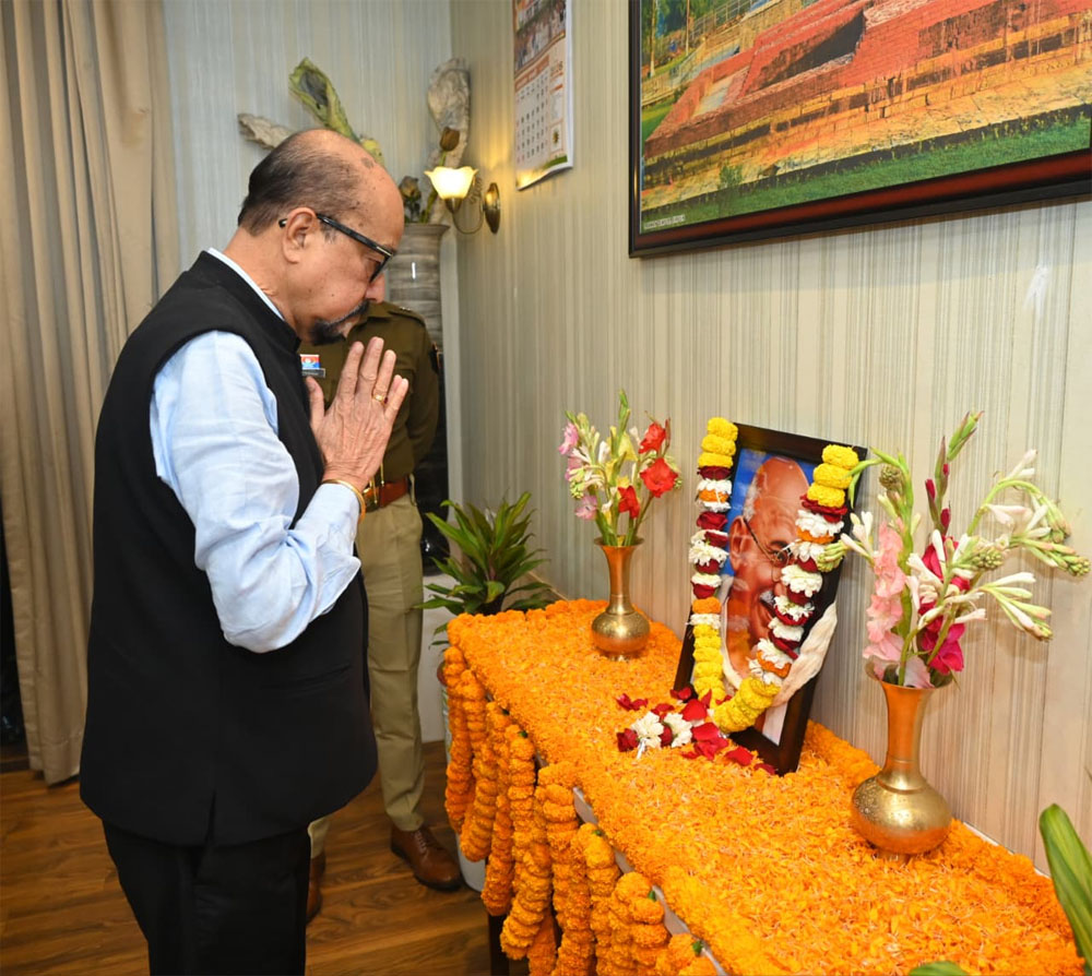 राज्यपाल रमेन डेका ने महात्मा गांधी को दी श्रद्धांजलि