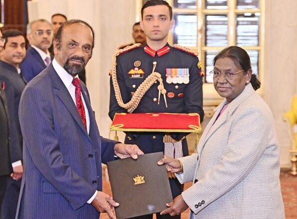 तीन देशों के राजदूतों ने राष्ट्रपति को अपने परिचय पत्र सौंपे