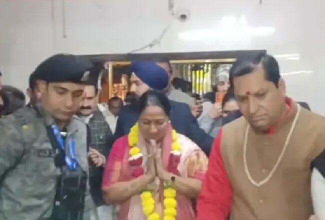 दिल्ली की मुख्यमंत्री रेखा गुप्ता का दतिया दौरा, पीतांबरा पीठ में पूजा-अर्चना