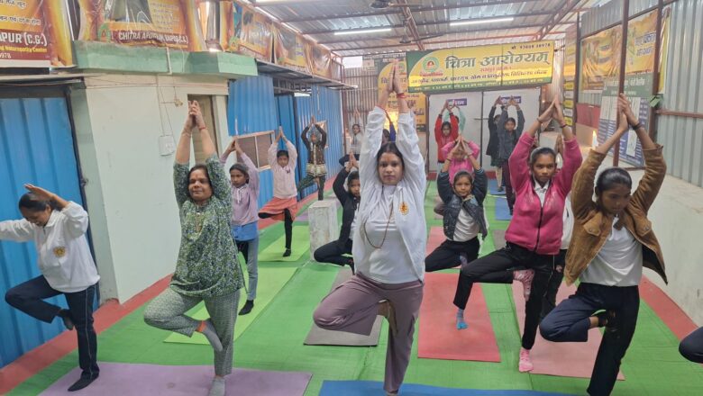 मकर संक्रांति पर चित्रा अष्टांग योग केंद्र में हुआ सामूहिक सूर्यनमस्कार