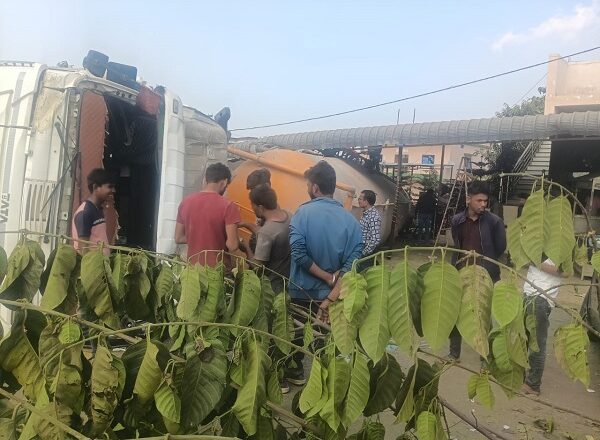 बेकाबू 22 चक्का ट्रक ढाबे में घुसा, SUV पर पलटा, बाल-बाल बचे लोग