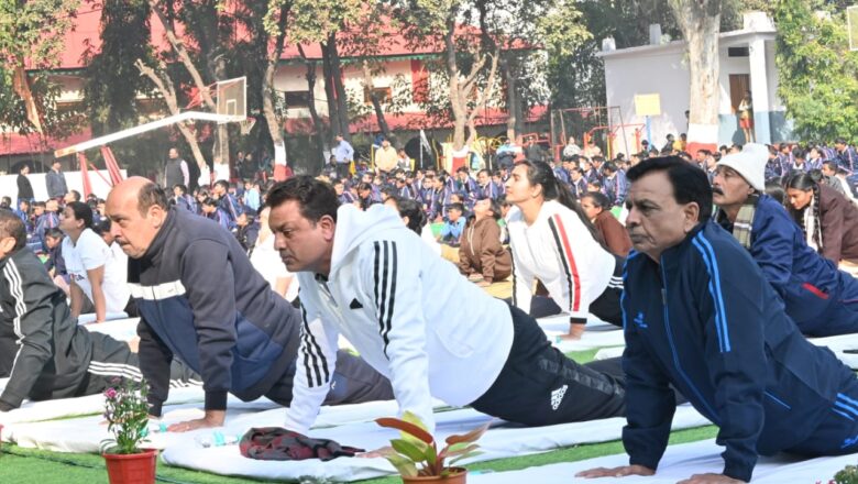 जबलपुरः उप मुख्यमंत्री देवड़ा ने विद्यार्थियों के साथ सूर्य नमस्कार और प्राणायाम किया