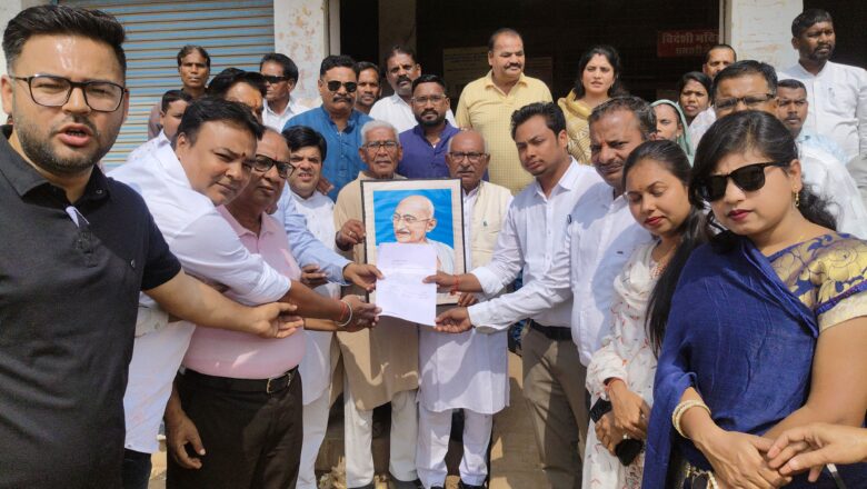 धमतरी में कांग्रेसियों का प्रदर्शन, महात्मा गांधी पुण्यतिथि पर शराब दुकान खोलने का विरोध