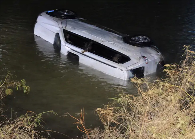 जगदलपुर में स्कॉर्पियो वाहन तालाब में डूबने से तीन युवकों की मौत, चार घायल