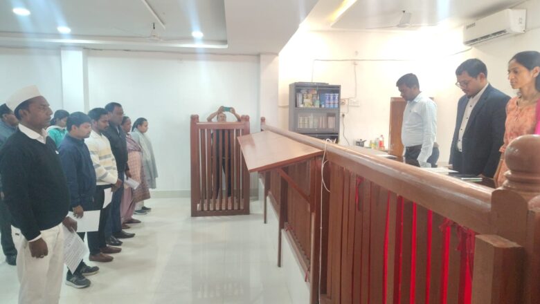 कलेक्टर न्यायालय में शहीद दिवस पर दो मिनट का मौन, अमर शहीदों को दी गई श्रद्धांजलि