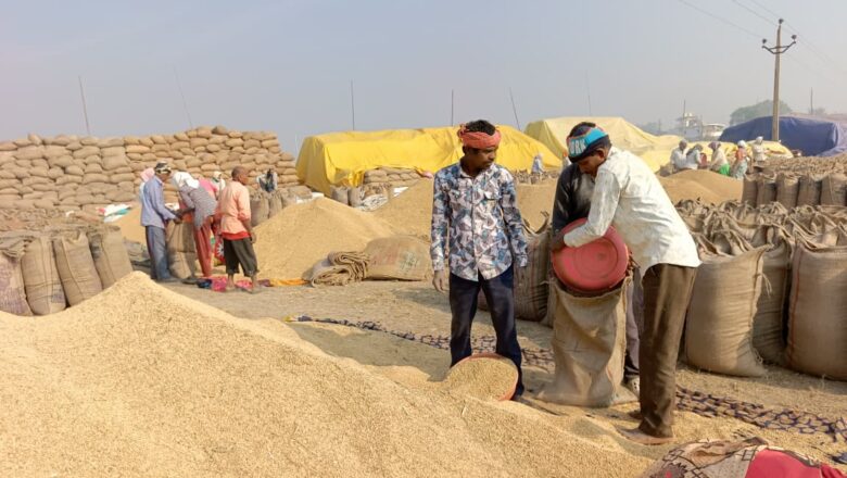 किसानों ने कहा: धान खरीद में दोहरी नीति क्यों
