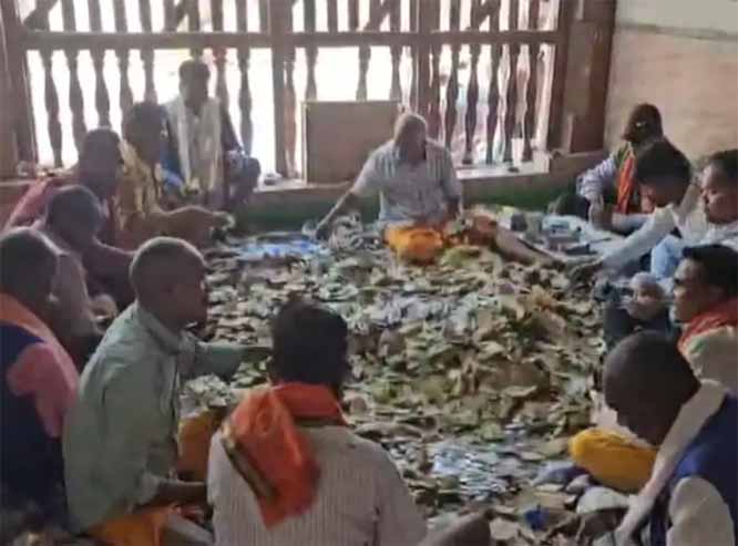 दंतेश्वरी मंदिर की दान पेटियों में मिले 19 लाख से अधिक रुपये और सोने-चांदी के आभूषण