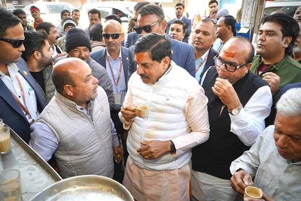 मुख्यमंत्री डॉ. यादव ने सुबह की चाय की चुस्की उज्जैनवासियों के साथ ली