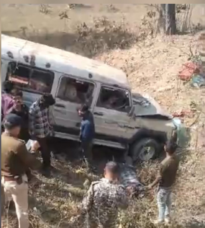 कांकेर : क्रूजर वाहन पलटने से दो लोगों की हुई मौत, 16 घायल