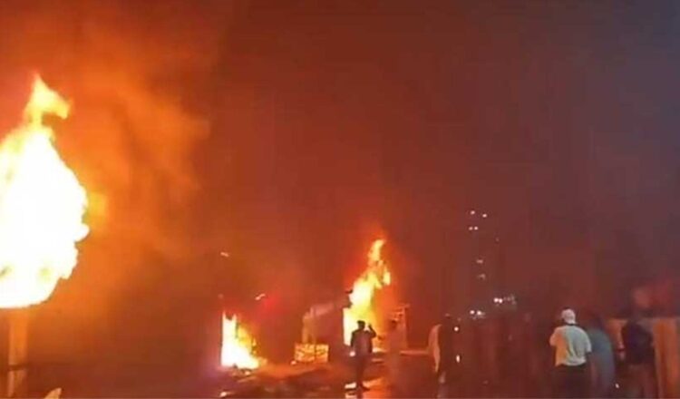 कराची में शॉपिंग प्लाजा में आग, पांच की मौत, 20 से ज्यादा झुलसे