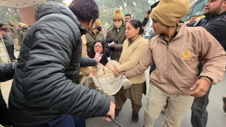 तृणमूल कांग्रेस के सांसदों ने दिल्ली पुलिस पर लगाया मारपीट का आरोप, अमित शाह पर तीखा हमला