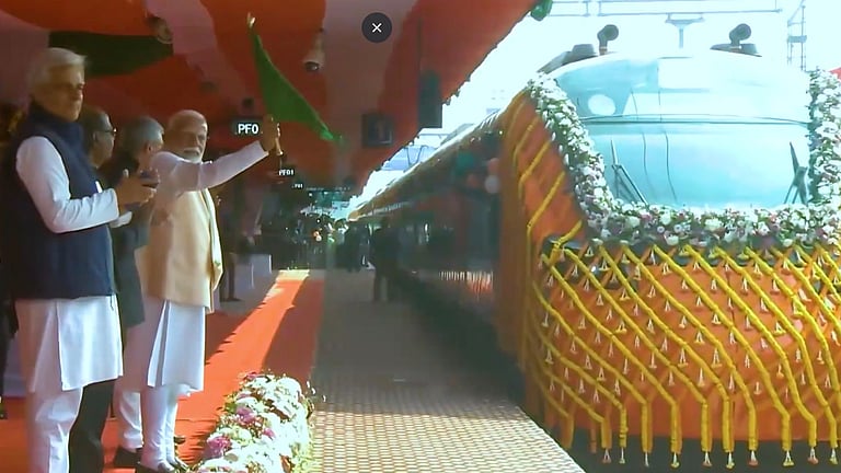 प्रधानमंत्री मोदी ने वंदे भारत स्लीपर ट्रेन का उद्घाटन किया