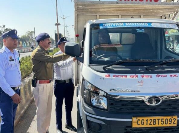 कोरबा में यातायात पुलिस का जागरूकता अभियान, नियमों का पालन करने वालों को गुलाब भेंट
