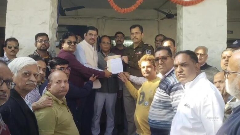 मंदसौरः सोने-चांदी के बढ़ते दामों से सराफा व्यापारियों में भय का माहौल, पुलिस को सौंपा ज्ञापन