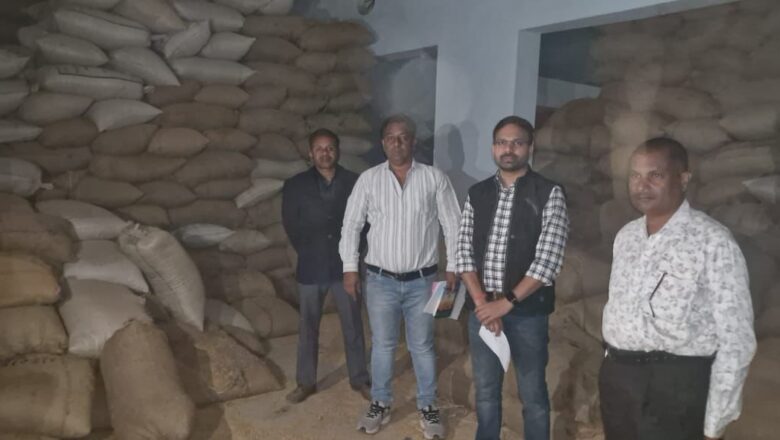 ग्राम सिरसिदा में प्रभु ट्रेडिंग कंपनी के गोदाम से 261 क्विंटल धान जब्त