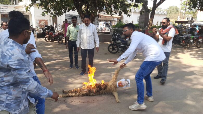 सेना भर्ती स्थल पर भ्रष्टाचार का आरोप, कांग्रेस का प्रदर्शन; महापौर रामू रोहरा का फूंका पुतला