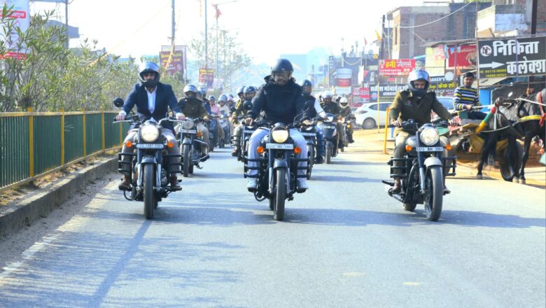 बलरामपुर : सुरक्षित सफर का संदेश लेकर सड़कों पर उतरे कलेक्टर-एसपी, निकाली जागरूकता बाइक रैली