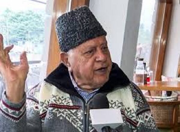 कश्मीरियों को निशाना बनाने वालों पर भड़के अब्दुल्ला